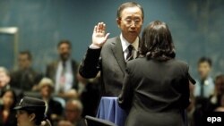 بن کی مون در مراسم سوگند یاد کردن به عنوان دبیرکل جدید سازمان ملل متحد.