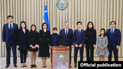 Шавкат Мирзияев пришел голосовать вместе с семьей.