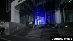 Ұлттық банктің алдында наразылық жасап жатқан белсенділер. Олардың айтуынша, сәлден соң қызметкерлер банкті темір шарбақпен қоршаған. 18 қазан 2021 жыл. Сурет Әйгерім Тілеужанның Facebook парақшасынан алынды.

