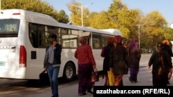 Awtobus duralgasyndaky ýolagçylar (Illýustrasiýa suraty)