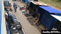 Колхоз базарындагы тимер-томыр сатучылар тауарларын шундый тимер шкафларга бикләп калдыра