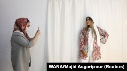 یک مدل لباس ایرانی در یک خانه مد در تهران، مهر ۱۴۰۰