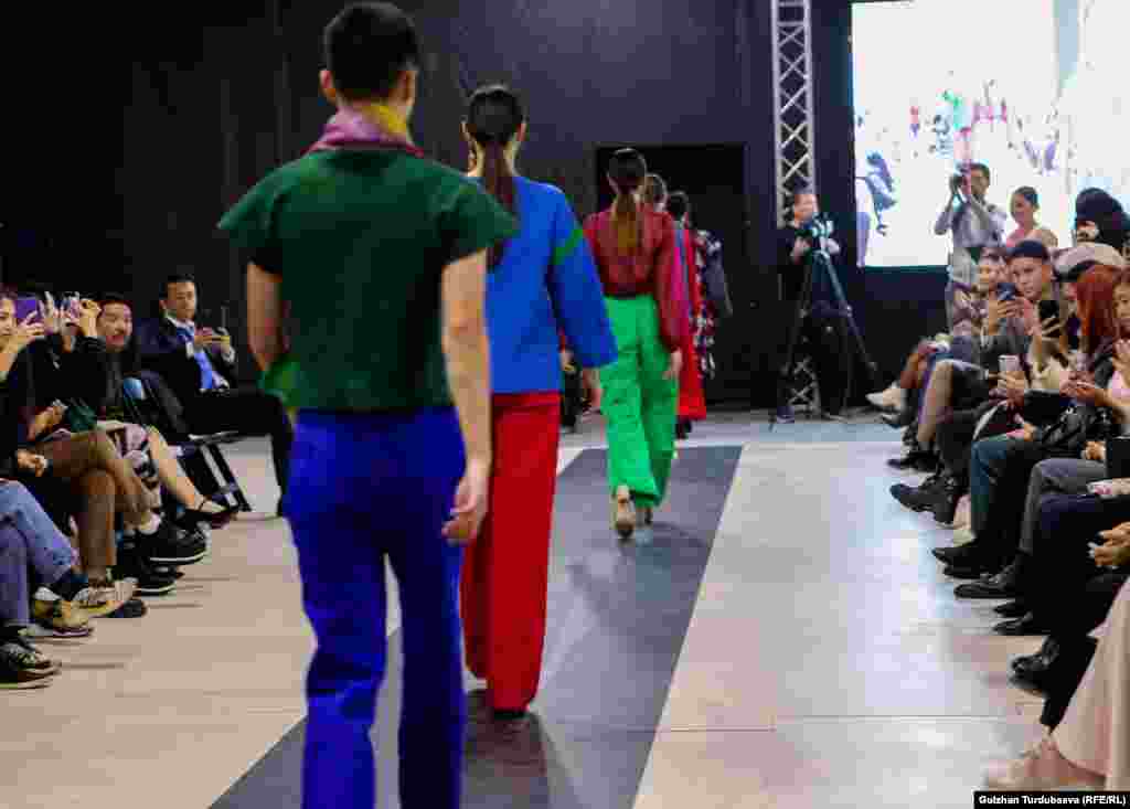 На двухдневном показе представлены коллекции 16 дизайнеров.