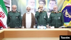 عبدالله حاجی صادقی در میان حسین سلامی (فرمانده ترورشدۀ سپاه)، علی فدوی (راست، جانشین فرمانده سپاه) و مجید خادمی (فرمانده سازمان اطلاعات سپاه) در اتاق کنترل عملیات «وعده صادق ۲»