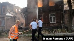 Поліцейські і комунальники під час гасіння пожежі в Ростові-на-Дону, Росія, 21 серпня 2017 року