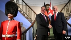 Зокрема, міністр оборони Німеччини Борис Пісторіус (зліва) оголосив, що його країна ініціює нову програму «глибоких ударів» і посилює підтримку закупівель дронів великої дальності для української оборонної промисловості (фото архівне)