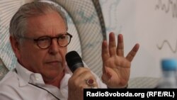 Куратор, письменник та історик мистецтва Девід Еліот