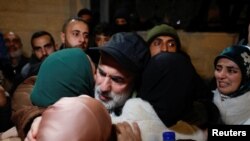 Израил түрмөлөрүнөн бошотулган жакындарын тосуп алып жаткан палестиндер. Иордан дарыясынын оккупацияланган Батыш жээги. 27-февраль, 2025-жыл.