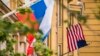 Флаг России по соседству с флагом США, развевающимся на здании посольства США в Москве, 31 июля 2017 г․