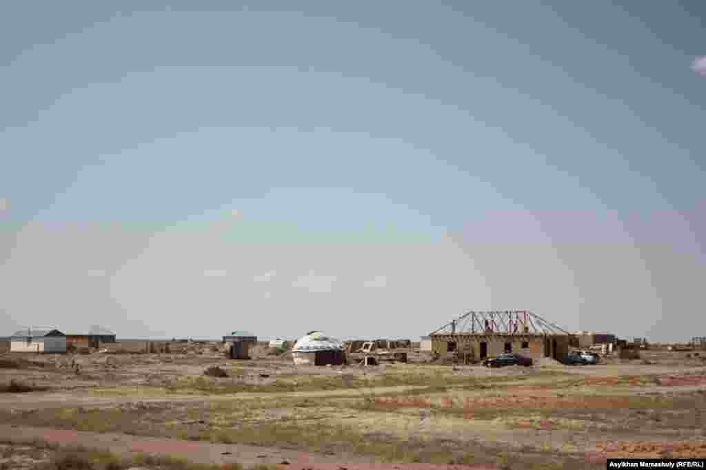 Новые дома в Акае строятся без проведения водопровода и света.