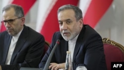 عباس عراقچی، وزیر خارجه ایران، در کنار معاون خود، مجید تخت روانچی، در نشست با دیپلمات‌های خارجی مقیم تهران