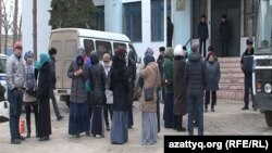 Ақтөбе қаласы мамандандырылған әкімшілік сотының маңына жиналып қалған айыпталушылардың туыстары.  Ақтөбе қаласы, 25 қараша 2013 жыл.