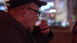 Волонтери роздають їжу на Південному вокзалі