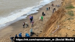 Волонтери чистять пляжі в Севастополі від мазуту з російських танкерів, які зазнали аварії в Керченській протоці 15 грудня 2024 року, 7 січня 2025 року