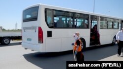 Awtobuslaryň hiç biriniň içinde tualet ýok.