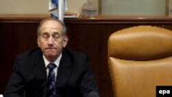 آقای اولمرت درخواست ها برای استعفای خود و هیأت دولت را در پی کناره گيری رييس ستاد ارتش، قويا رد کرده است.