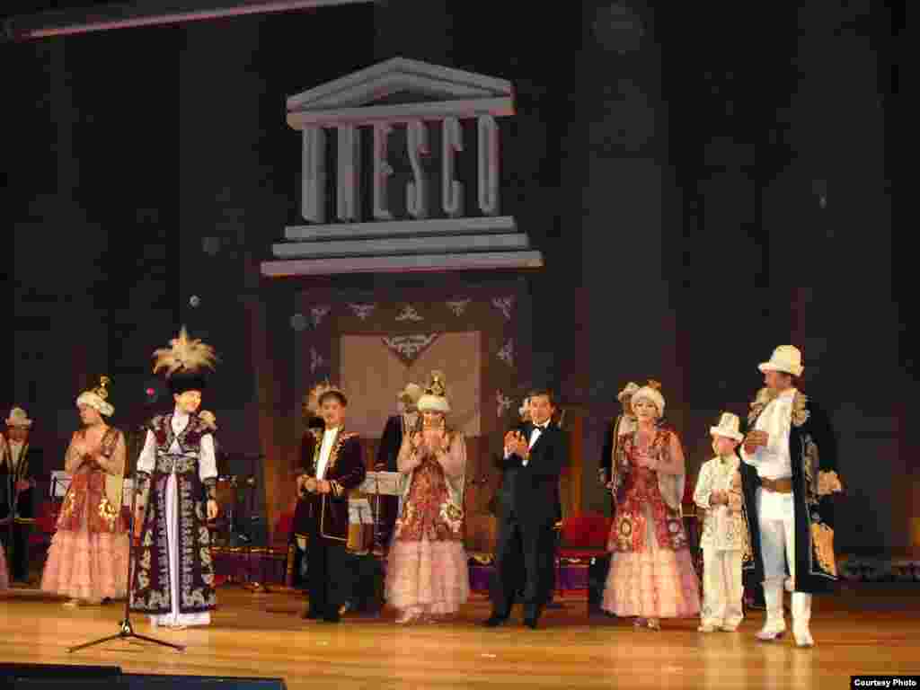 Парижде кыргыздардын курултайы өттү - Курултай концерт менен коштолуп, анын катышуучулары өз таланттарын көрсөтүп, көрүүчүлөрдүн мактоолоруна арзышты.  