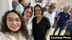 گالیت دیستل اعتباریان در جمع هوادارانش در یکی از شعب رأی‌گیری