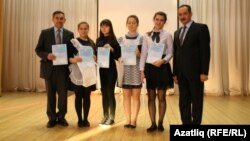 11нче сыйныф укучылары укытучылары һәм бәяләмә төркеме рәисе белән