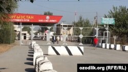 Кыргыз-Өзбек чек арасындагы "Достук" өткөрмө бекети. 