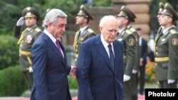 Армения -- Официальная церемония встречи президента Греции Каролоса Папульяса в резиденции президента Армении, Ереван, 30 сентября 2014 г.