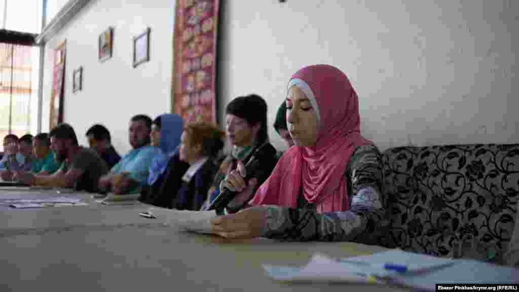 Advokatlar ve imayecilerden soñ siyasiy mabüslerniñ soyları söz aldı. Sürette ekinci &quot;Hizb ut-Tahrir davası&quot;nıñ iştirakçisi Remzi Bekirovnıñ qadını Halide, aqayı SİZOda yazğan mektüpni oquy