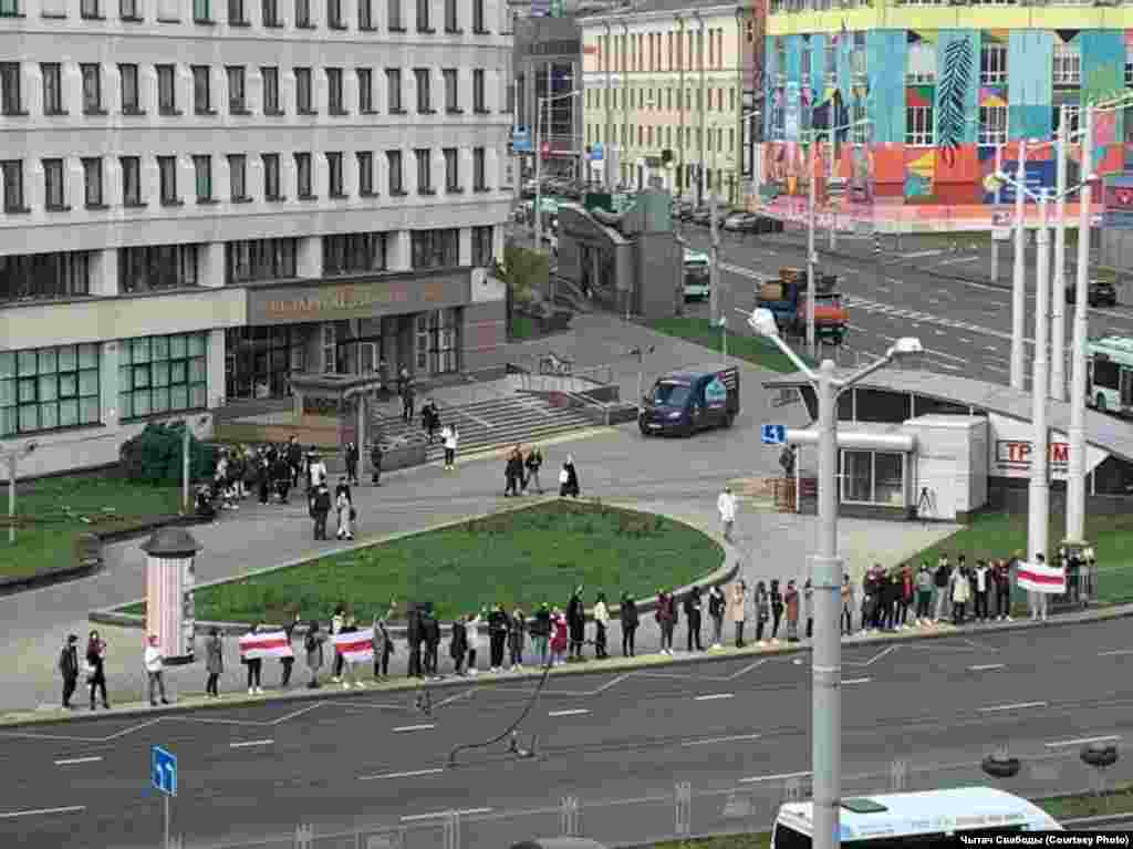 Ланцюг солідарності біля Інституту журналістики БДУ &nbsp;