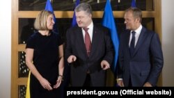 Зліва направо: Верховна представниця ЄС з питань закордонних справ Федеріка Моґеріні, президент України Петро Порошенко і президент Європейської ради Дональд Туск у Брюсселі, 12 грудня 2018 року