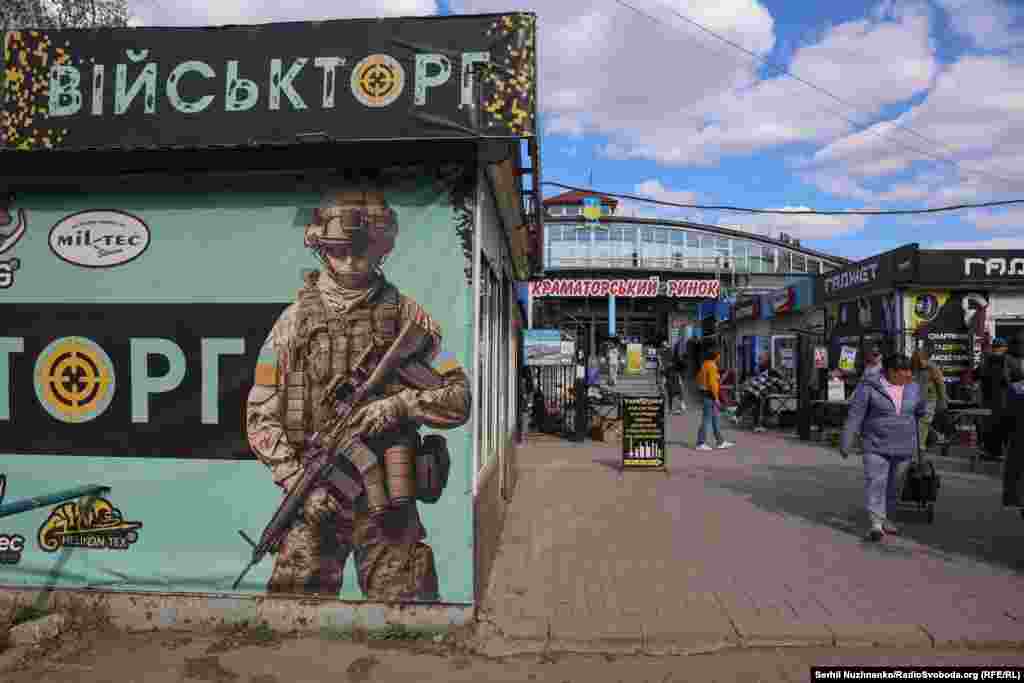 У Краматорську працюють магазини, ринки, кавʼярні та ресторани, проте культурне життя майже завмерло: масові заходи заборонені, а школярі навчаються дистанційно. Нещодавно ринок зазнав обстрілу – частина торгових майданчиків була знищена вогнем