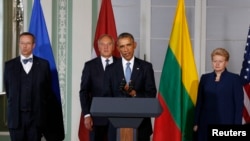 Барак Обама өч Балтыйк республикасы җитәкчесе белән уртак матбугат очрашуында чыгыш ясый