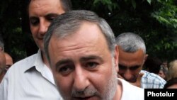 бывший председатель правления AОД Арарат Зурабян во время акции протеста, Ереван, 18 июня 2010 г. 