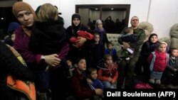 Зияд Сабсаби Сириянын Камышлы шаарындагы үйдө Чеченстандын жарандары менен. 12-ноябрь, 2017-жыл.