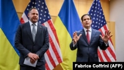 Марко Рубио, вазири корҳои хориҷии Амрико (рост) бо Андрей Ермак, роҳбари ҳайати Украина (чап). Женева, 23-юми ноябри 2025