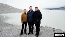 Зліва направо: Метте Фредеріксен, Єнс-Фредерік Нільсен й Емманюель Макрон, Гренландія, 15 червня 2025 року