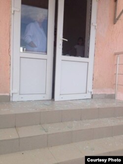 Тентү нәтиҗәсендә мәдрәсә ишекләре һәм тәрәзәләре ватылган