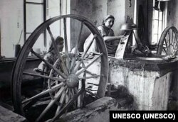 Атлас ва адрас тўқиш технологияси Ўзбекистон ҳудудида антик даврларда вужудга келган.