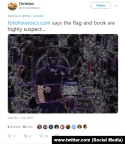 Сайт fotoforensics.com, анализирующий фотографии на предмет обработки, выявило что цвета флага и книги не соответствуют общей гамме цветов на снимке.