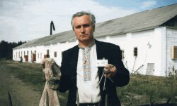 Василь Овсієнко тримає в руках ключі від камери Стуса у колишньому таборі ВС-389/36-1 біля села Кучино (Пермська область Росії), де він відбував покарання разом із іншими українськими дисидентами, і звідки не повернулися живими Олекса Тихий, Василь Стус, Юрій Литвин.