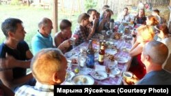 Вячэра за агульным сталом