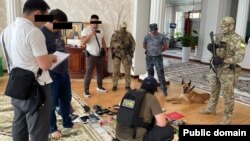 Шектүүлөрдүн бирин кармоо учурунда тартылган сүрөт.