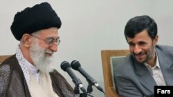 آیت الله علی خامنه ای، رهبر ایران بارها از محمود احمدی نژاد، رییس جمهوری اسلامی حمایت کرده است.(عکس: فارس)