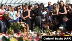 از روز شنبه بسیاری از شهروندان مونیخ با قرار دادن شمع و گل در محل حادثه، با قربانیان ابراز همدردی کرده‌اند.