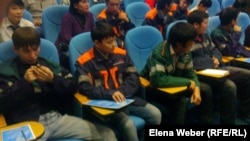 Студенты колледжей города Темиртау, пришедшие на встречу с рабочей молодежью. 6 ноября 2012 года.  