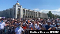 Кыргызстандык спортчуларды тосууга келген эл. Бишкек. Ала-Тоо аянты. 7-август, 2021-жыл.