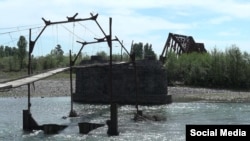 Разрушенный пешеходный мост