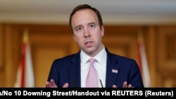 Բրիտանիայի առողջապահության նախարար Մաթ Հենքոկը պատասխանում է լրագրողների հարցեին, Լոնդոն:
