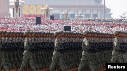 Китайські військовослужбовці марширують під час військового параду з нагоди 80-річчя закінчення Другої світової війни, який відбувся цього року в Пекіні