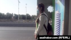 Awtobus duralgasynda duran maskaly okuwçy