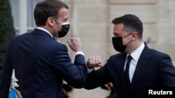 Президент Франции Эмманюэль Макрон и президент Украины Владимир Зеленский в Елисейском дворце. Париж, 16 апреля 2021 года