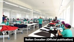 Сыртка экспорттолгон товардын сап башында Кыргызстанда тигилген кийим-кечелер турат. Иллюстрациялык сүрөт.